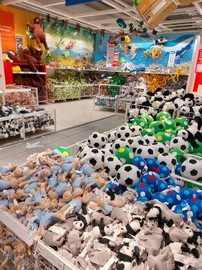 San Giovanni Teatino, İtalya - 26 Nisan 2022: İtalya 'daki IKEA mağazasının iç görünümü. Ikea dünyanın en büyük mobilya perakendecisi ve mobilya montajı için hazır satıyor. İnsan Yok