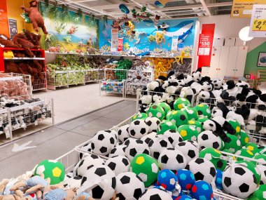 San Giovanni Teatino, İtalya - 26 Nisan 2022: İtalya 'daki IKEA mağazasının iç görünümü. Ikea dünyanın en büyük mobilya perakendecisi ve mobilya montajı için hazır satıyor. İnsan Yok