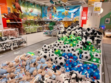 San Giovanni Teatino, İtalya - 26 Nisan 2022: İtalya 'daki IKEA mağazasının iç görünümü. Ikea dünyanın en büyük mobilya perakendecisi ve mobilya montajı için hazır satıyor. İnsan Yok
