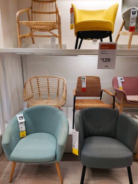 San Giovanni Teatino, İtalya - 26 Nisan 2022: İtalya 'daki IKEA mağazasının iç görünümü. Ikea dünyanın en büyük mobilya perakendecisi ve mobilya montajı için hazır satıyor. İnsan Yok