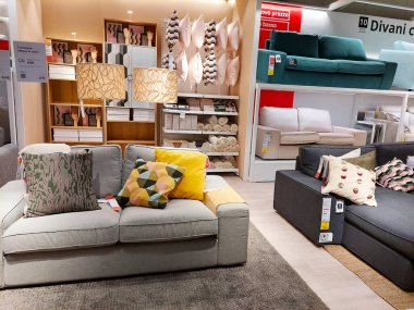 San Giovanni Teatino, İtalya - 26 Nisan 2022: İtalya 'daki IKEA mağazasının iç görünümü. Ikea dünyanın en büyük mobilya perakendecisi ve mobilya montajı için hazır satıyor. İnsan Yok