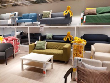 San Giovanni Teatino, İtalya - 26 Nisan 2022: İtalya 'daki IKEA mağazasının iç görünümü. Ikea dünyanın en büyük mobilya perakendecisi ve mobilya montajı için hazır satıyor. İnsan Yok