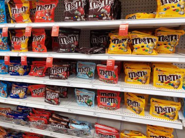 Los Angeles, Kaliforniya 30 Nisan 2024: Bir süpermarkette rafta bir çanta dolusu mm 's 