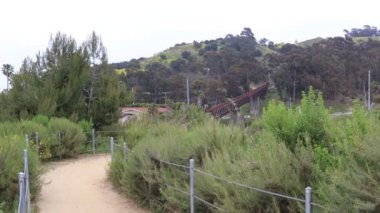 Los Angeles, Kaliforniya: Kenneth Hahn Eyalet Rekreasyon Bölgesi 'ndeki Doris Japon Bahçesi. Los Angeles 'ın Baldwin Hills Dağları' ndaki Kaliforniya Eyalet Parkı birimi.