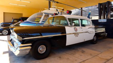 Los Angeles, California - 5 Mayıs 2024: Los Angeles Polis Müzesi 'nde polis araçlarının sergilenmesi, Los Angeles Polis Departmanı' nın zengin tarihine adanmış en önemli müze.