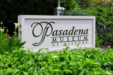 Los Angeles, California - 9 Mayıs 2024: CHARMIN Ultra Güçlü Yuvarlak Tuvalet Peçetesi Süpermarkette rafta