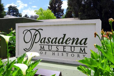 Los Angeles, California - 9 Mayıs 2024: CHARMIN Ultra Güçlü Yuvarlak Tuvalet Peçetesi Süpermarkette rafta