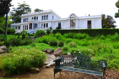 Pasadena, California - 5 Mayıs 2024: Pasadena Tarih Müzesi 470 Batı Walnut Caddesi, Pasadena. Pasadena Müzesi Tarih Merkezi, Fenyes Malikanesi ve Bahçeler