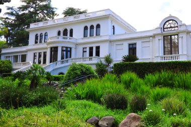 Pasadena, California - 5 Mayıs 2024: Pasadena Tarih Müzesi 470 Batı Walnut Caddesi, Pasadena. Pasadena Müzesi Tarih Merkezi, Fenyes Malikanesi ve Bahçeler