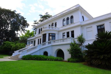 Pasadena, California - 5 Mayıs 2024: Pasadena Tarih Müzesi 470 Batı Walnut Caddesi, Pasadena. Pasadena Müzesi Tarih Merkezi, Fenyes Malikanesi ve Bahçeler