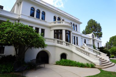 Pasadena, California - 5 Mayıs 2024: Pasadena Tarih Müzesi 470 Batı Walnut Caddesi, Pasadena. Pasadena Müzesi Tarih Merkezi, Fenyes Malikanesi ve Bahçeler