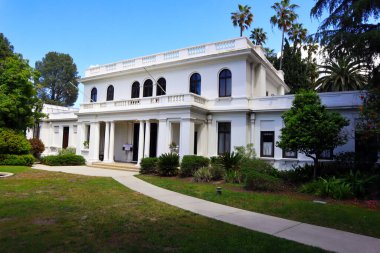 Pasadena, California - 5 Mayıs 2024: Pasadena Tarih Müzesi 470 Batı Walnut Caddesi, Pasadena. Pasadena Müzesi Tarih Merkezi, Fenyes Malikanesi ve Bahçeler