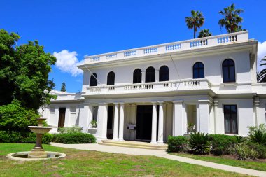 Pasadena, California - 5 Mayıs 2024: Pasadena Tarih Müzesi 470 Batı Walnut Caddesi, Pasadena. Pasadena Müzesi Tarih Merkezi, Fenyes Malikanesi ve Bahçeler