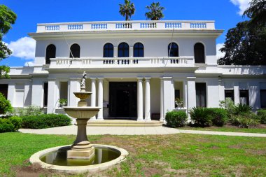 Pasadena, California - 5 Mayıs 2024: Pasadena Tarih Müzesi 470 Batı Walnut Caddesi, Pasadena. Pasadena Müzesi Tarih Merkezi, Fenyes Malikanesi ve Bahçeler