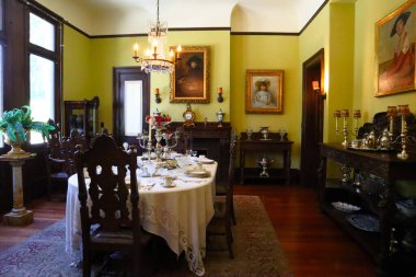 Pasadena, California - 5 Mayıs 2024: Pasadena Tarih Müzesi 470 Batı Walnut Caddesi, Pasadena. Pasadena Müzesi Tarih Merkezi, Fenyes Malikanesi ve Bahçeler