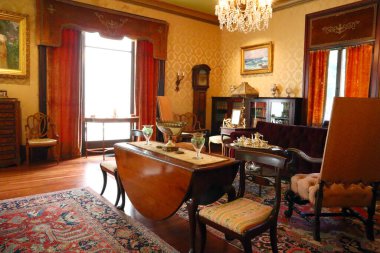 Pasadena, California - 5 Mayıs 2024: Pasadena Tarih Müzesi 470 Batı Walnut Caddesi, Pasadena. Pasadena Müzesi Tarih Merkezi, Fenyes Malikanesi ve Bahçeler