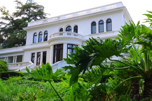 Pasadena, California - 5 Mayıs 2024: Pasadena Tarih Müzesi 470 Batı Walnut Caddesi, Pasadena. Pasadena Müzesi Tarih Merkezi, Fenyes Malikanesi ve Bahçeler