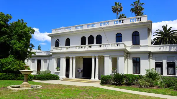 Pasadena, California - 5 Mayıs 2024: Pasadena Tarih Müzesi 470 Batı Walnut Caddesi, Pasadena. Pasadena Müzesi Tarih Merkezi, Fenyes Malikanesi ve Bahçeler