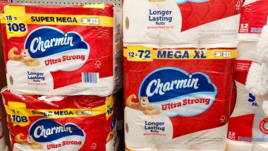 Los Angeles, California - 9 Mayıs 2024: CHARMIN Ultra Güçlü Yuvarlak Tuvalet Peçetesi Süpermarkette rafta