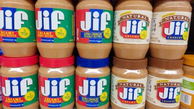 Los Angeles, California - 9 Mayıs 2024: JIF Fıstık Ezmesi Küpeleri bir süpermarkette rafta. JIF, J.M. 'in bir markasıdır. Smucker Şirketi