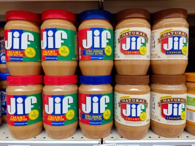 Los Angeles, California - 9 Mayıs 2024: JIF Fıstık Ezmesi Küpeleri bir süpermarkette rafta. JIF, J.M. 'in bir markasıdır. Smucker Şirketi