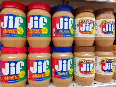 Los Angeles, California - 9 Mayıs 2024: JIF Fıstık Ezmesi Küpeleri bir süpermarkette rafta. JIF, J.M. 'in bir markasıdır. Smucker Şirketi