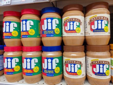 Los Angeles, California - 9 Mayıs 2024: JIF Fıstık Ezmesi Küpeleri bir süpermarkette rafta. JIF, J.M. 'in bir markasıdır. Smucker Şirketi
