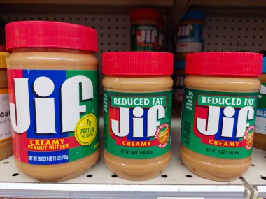 Los Angeles, California - 9 Mayıs 2024: JIF Fıstık Ezmesi Küpeleri bir süpermarkette rafta. JIF, J.M. 'in bir markasıdır. Smucker Şirketi