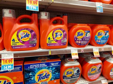 Los Angeles, California - 9 Mayıs 2024: Bir süpermarkette rafta duran TIDE Deterjan şişeleri. Tide, Procter ve Gamble tarafından üretilen bir çamaşır deterjanıdır.