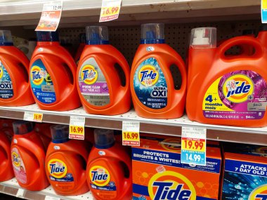 Los Angeles, California - 9 Mayıs 2024: Bir süpermarkette rafta duran TIDE Deterjan şişeleri. Tide, Procter ve Gamble tarafından üretilen bir çamaşır deterjanıdır.