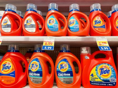 Los Angeles, California - 9 Mayıs 2024: Bir süpermarkette rafta duran TIDE Deterjan şişeleri. Tide, Procter ve Gamble tarafından üretilen bir çamaşır deterjanıdır.