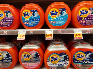 Los Angeles, California - 9 Mayıs 2024: Bir süpermarkette rafta duran TIDE Deterjan şişeleri. Tide, Procter ve Gamble tarafından üretilen bir çamaşır deterjanıdır.