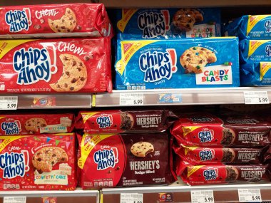 Los Angeles, Kaliforniya - 9 Mayıs 2024: Chips Ahoy! Süpermarkette rafta duran çikolatalı kurabiyeler.
