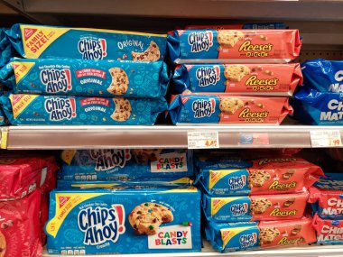 Los Angeles, Kaliforniya - 9 Mayıs 2024: Chips Ahoy! Süpermarkette rafta duran çikolatalı kurabiyeler.