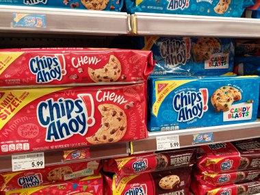 Los Angeles, Kaliforniya - 9 Mayıs 2024: Chips Ahoy! Süpermarkette rafta duran çikolatalı kurabiyeler.