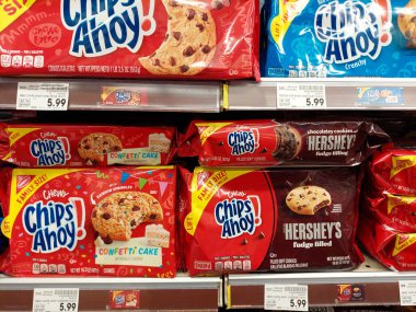 Los Angeles, Kaliforniya - 9 Mayıs 2024: Chips Ahoy! Süpermarkette rafta duran çikolatalı kurabiyeler.