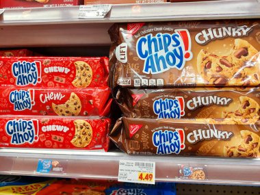 Los Angeles, Kaliforniya - 9 Mayıs 2024: Chips Ahoy! Süpermarkette rafta duran çikolatalı kurabiyeler.