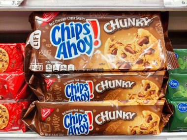 Los Angeles, Kaliforniya - 9 Mayıs 2024: Chips Ahoy! Süpermarkette rafta duran çikolatalı kurabiyeler.