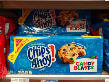 Los Angeles, Kaliforniya - 9 Mayıs 2024: Chips Ahoy! Süpermarkette rafta duran çikolatalı kurabiyeler.