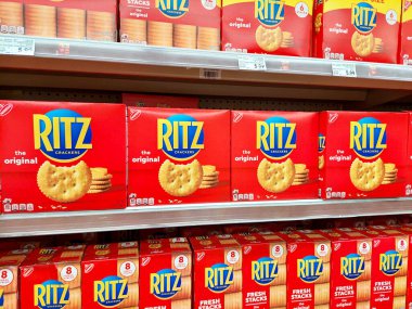 Los Angeles, California - 9 Mayıs 2024: Bir süpermarkette rafta bulunan RITZ Krakerleri. Ritz, 1934 yılında Nabisco tarafından tanıtılan ve sahibi Mondelez International olan bir markadır.