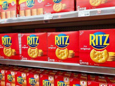 Los Angeles, California - 9 Mayıs 2024: Bir süpermarkette rafta bulunan RITZ Krakerleri. Ritz, 1934 yılında Nabisco tarafından tanıtılan ve sahibi Mondelez International olan bir markadır.