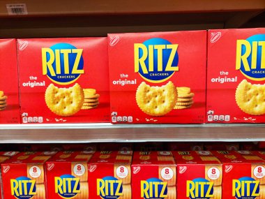 Los Angeles, California - 9 Mayıs 2024: Bir süpermarkette rafta bulunan RITZ Krakerleri. Ritz, 1934 yılında Nabisco tarafından tanıtılan ve sahibi Mondelez International olan bir markadır.
