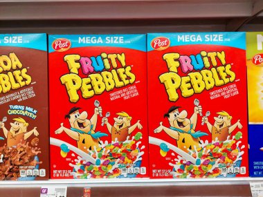 Los Angeles, California - 9 Mayıs 2024: POST Gevrekleri, Cocoa Pebbles ve Fruity Pebbles süpermarkette rafta. Post Consumer Mards, ABD 'li bir tüketici ürünüdür.
