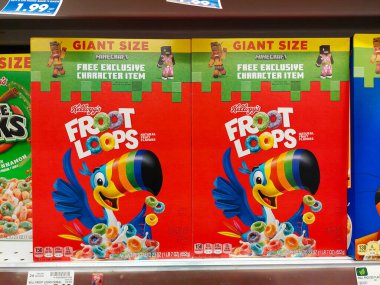 Los Angeles, California - 9 Mayıs 2024: Kellogg 's FROOT gevrekleri bir süpermarkette rafta. Froot Loops, Kellanova 'nın bir markasıdır.