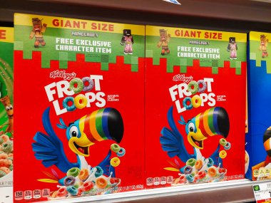 Los Angeles, California - 9 Mayıs 2024: Kellogg 's FROOT gevrekleri bir süpermarkette rafta. Froot Loops, Kellanova 'nın bir markasıdır.