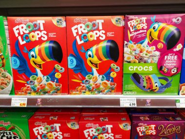 Los Angeles, California - 9 Mayıs 2024: Kellogg 's FROOT gevrekleri bir süpermarkette rafta. Froot Loops, Kellanova 'nın bir markasıdır.
