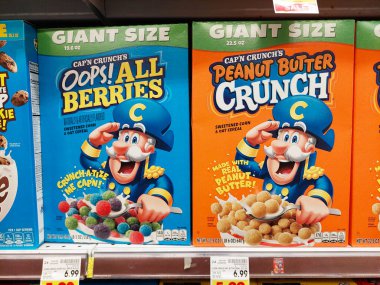 Los Angeles, California - 9 Mayıs 2024: CAP 'N CRUNCH Mısır gevrekleri bir süpermarkette rafta. Cap 'n Crunch, Quaker Yulaf Şirketi' nin bir markası.