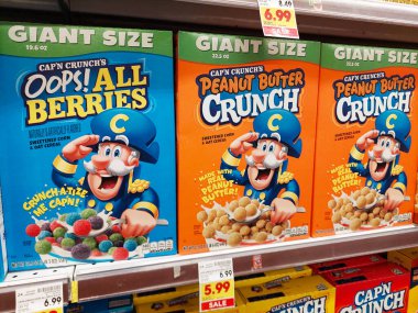 Los Angeles, California - 9 Mayıs 2024: CAP 'N CRUNCH Mısır gevrekleri bir süpermarkette rafta. Cap 'n Crunch, Quaker Yulaf Şirketi' nin bir markası.