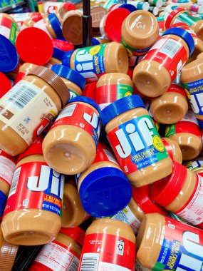 Los Angeles, California - 9 Mayıs 2024: JIF Fıstık Ezmesi Yağı Kavanozları. JIF, J.M. 'in bir markasıdır. Smucker Şirketi