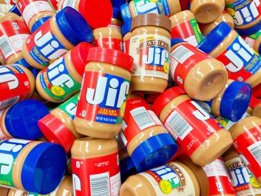 Los Angeles, California - 9 Mayıs 2024: JIF Fıstık Ezmesi Yağı Kavanozları. JIF, J.M. 'in bir markasıdır. Smucker Şirketi